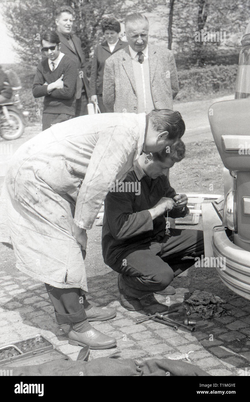 04.05.1967, Gotha, Bezirk Erfurt, DDR - Mechaniker versucht, einen Trainer an einer Autobahn Rastplatz zu reparieren. 00 S 670504 385 CAROEX.JPG [MODEL RELEASE: NEIN PROPERTY Stockfoto