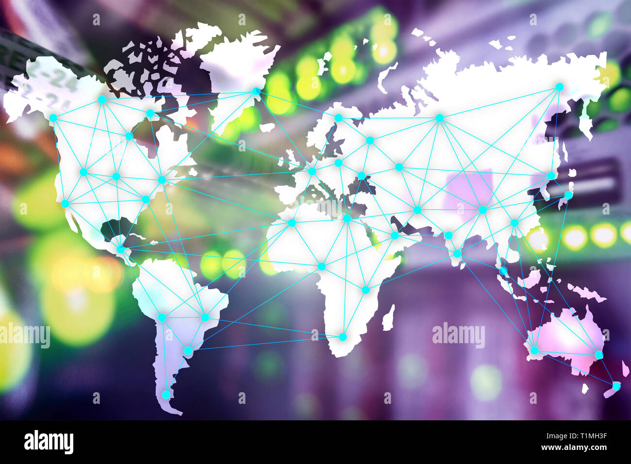Internet und Telekommunikation Konzept mit Weltkarte auf serverraum Hintergrund. Stockfoto