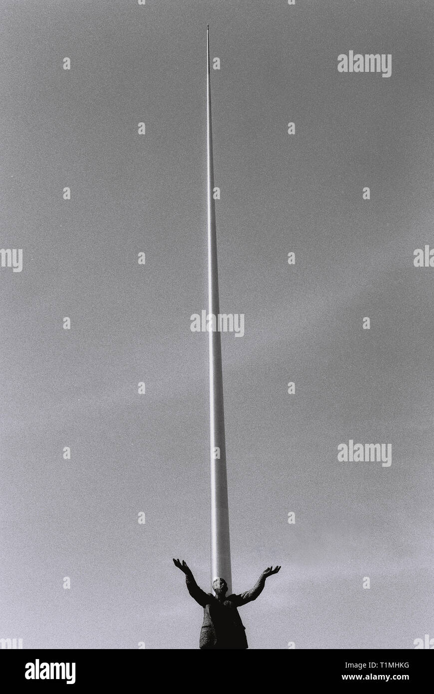 Jim Larkin Statue und die Turmspitze von Dublin - Dublin, Irland - Hohe Qualität gescannter Negative - 35 mm Stockfoto