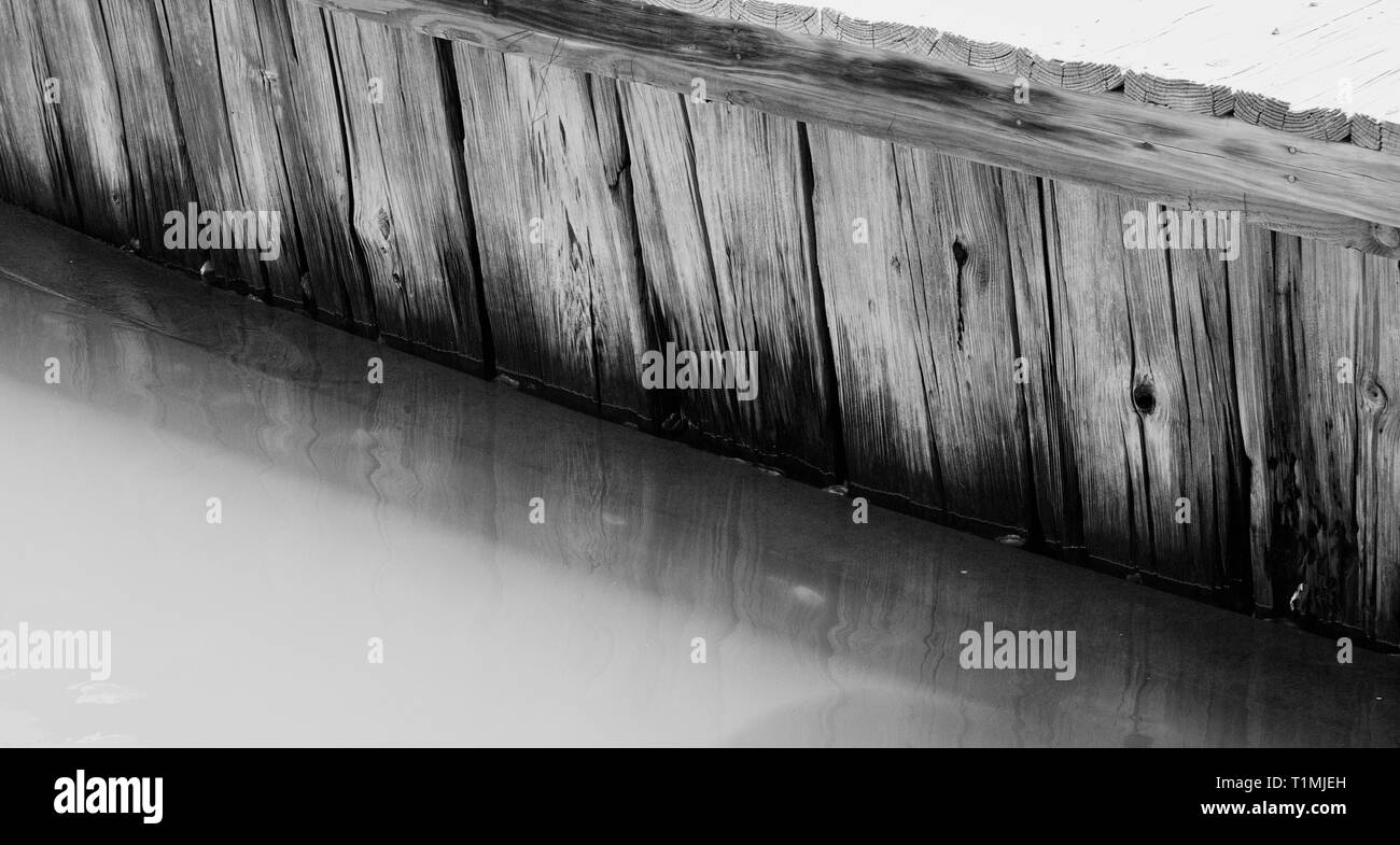 Hölzerne Seebrücke Ozean Einlass Boot Dock Plattform Stockfoto