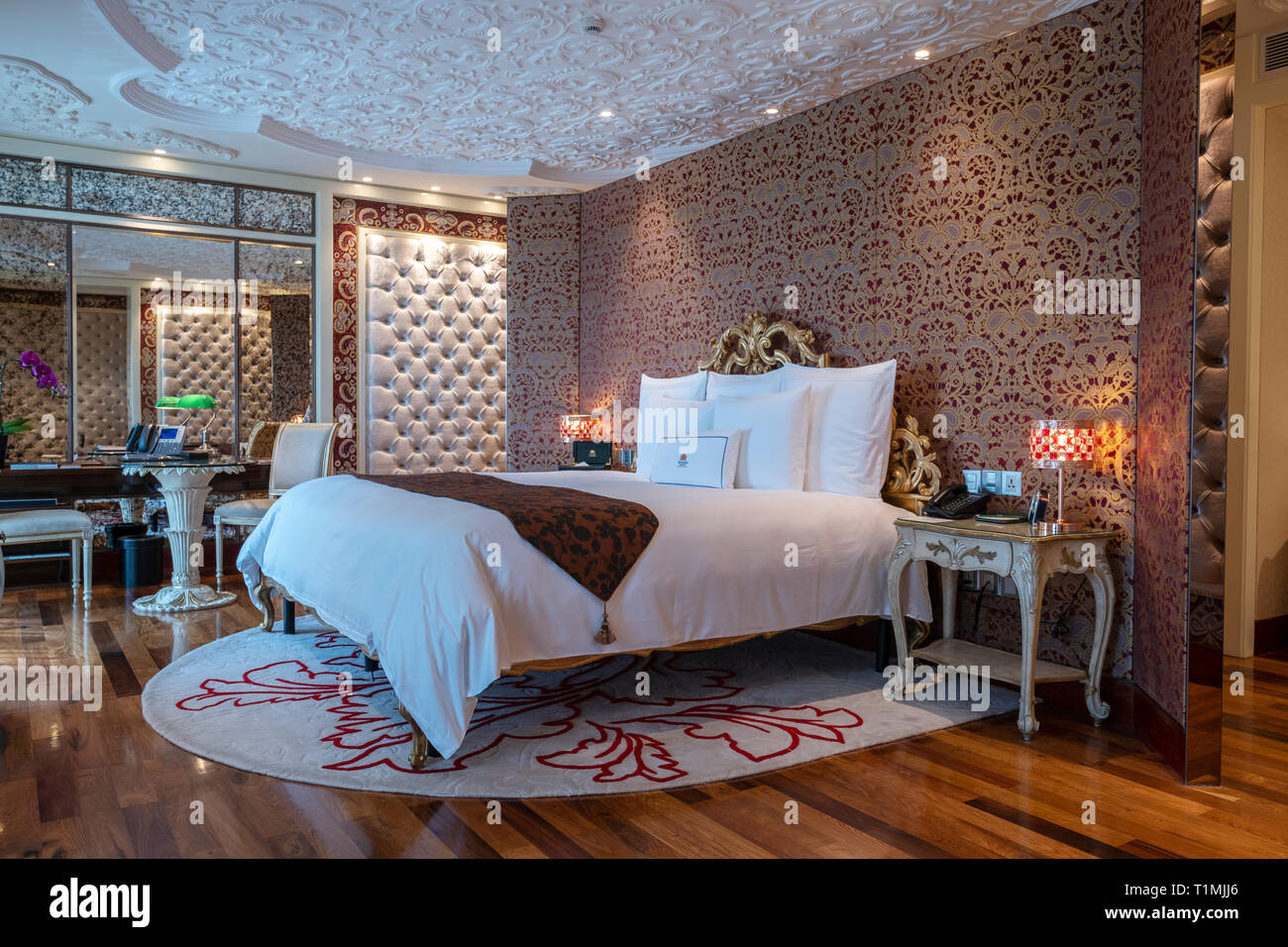 Schlafzimmer in der luxuriösen Reverie Hotel Saigon, Ho Chi Minh City Stockfoto
