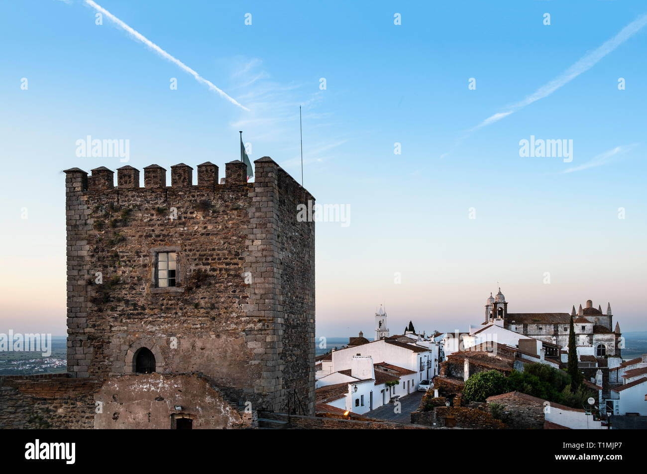 Allgemeine Ansicht des mittelalterlichen befestigten Stadt von Monsaraz mit Blick auf den Fluss Guadiana an der spanischen Grenze von Portugal Stockfoto