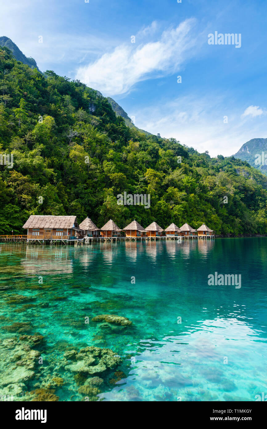 Indonesien, Maluku Archipel, Seram Insel. Das Ora Resort und die bewaldeten Hügel des Manusela National Park Stockfoto