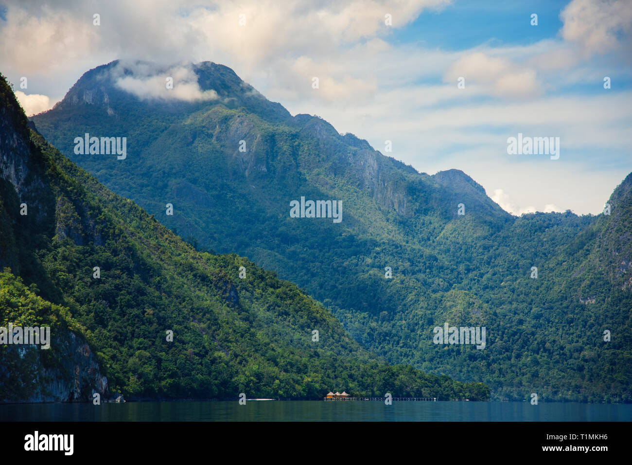 Indonesien, Maluku Archipel, Seram Insel. Das Ora Resort und die bewaldeten Hügel des Manusela National Park Stockfoto
