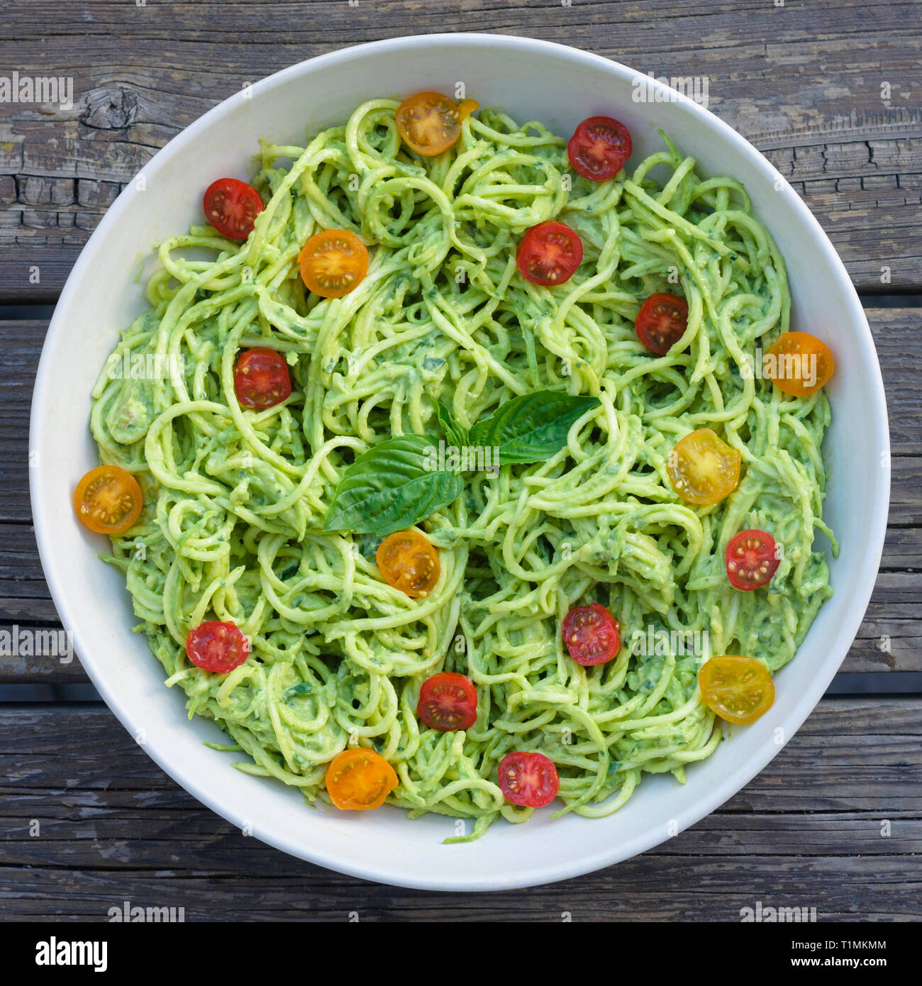 Zucchini nudeln Pesto Pasta mit Trauben Tomaten Stockfoto