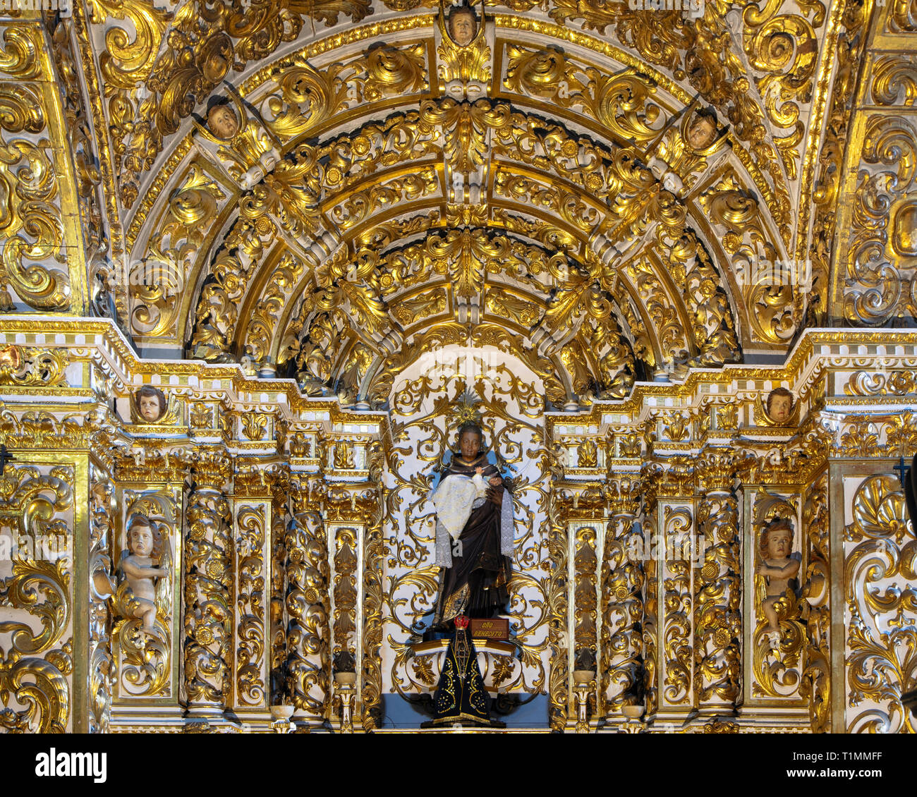 Bildnis des Hl. Benedikt das Moor - eine Afrikanische katholische Heilige und Franziskaner in einer Ante-Kapelle im Kloster des hl. Franziskus in Salvador, Brasilien Stockfoto