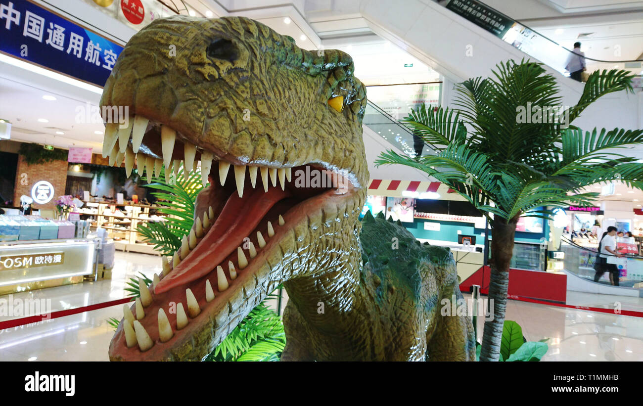 Shenzhen, China: Wohnzimmer grosse Dinosaurier Statuen in der Mall Stockfoto