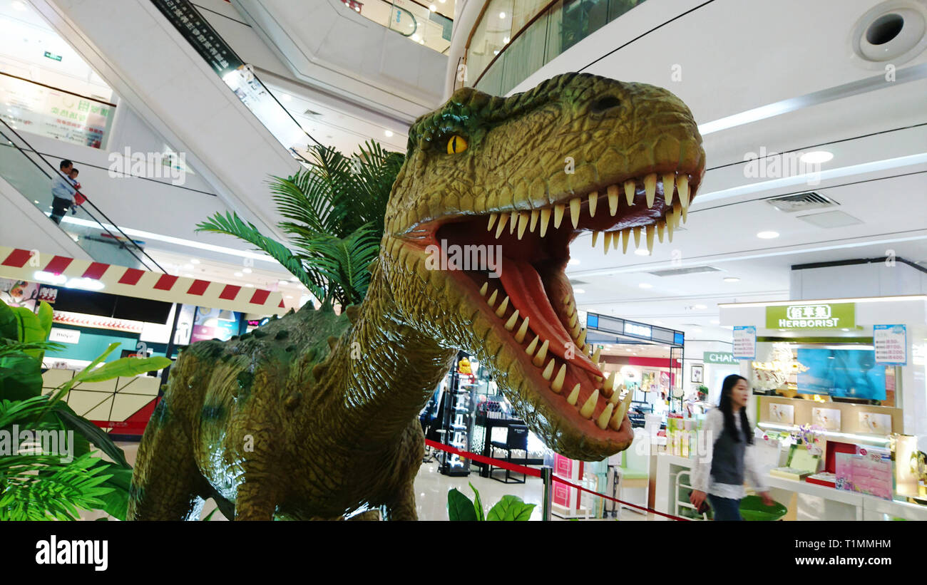 Shenzhen, China: Wohnzimmer grosse Dinosaurier Statuen in der Mall Stockfoto