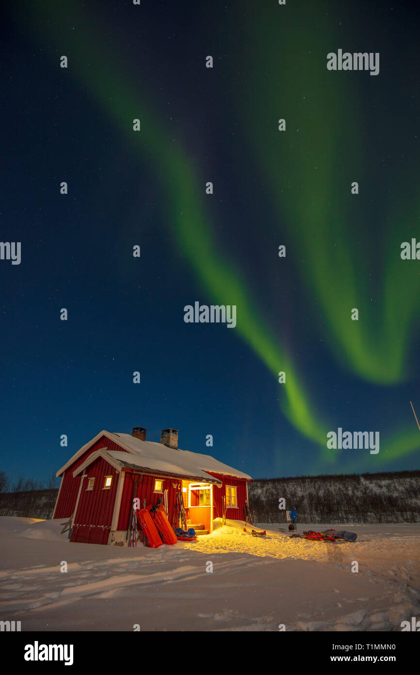 Aurora borealis über Ravnastua Mountain Lodge, auf der Finnmarksvidda Ski Trail. Finnmarksvidda Plateau, Finnmark, Das arktische Norwegen. Stockfoto