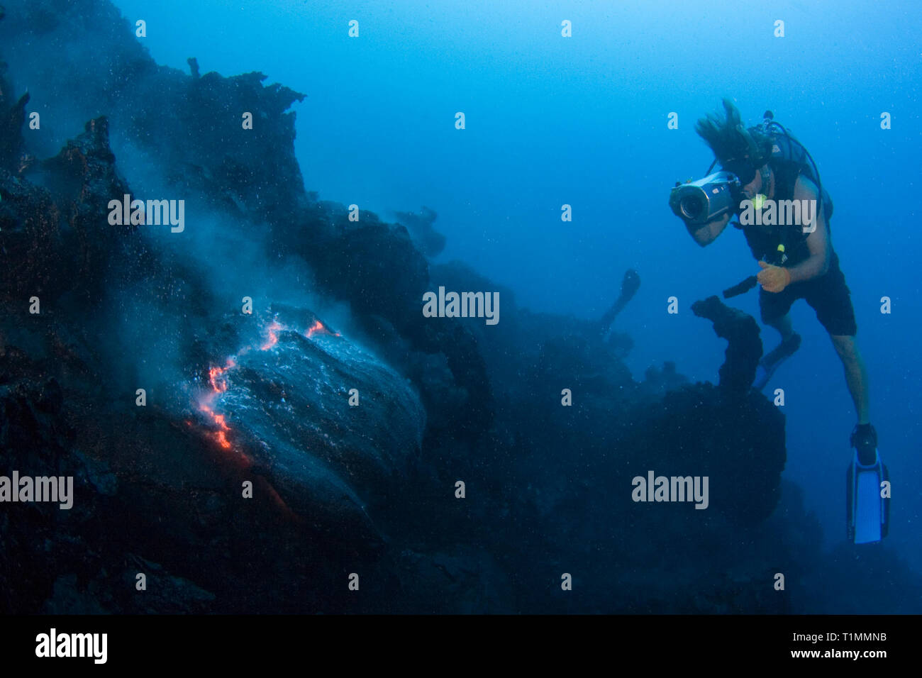 Videographer Shane Turpin filme Kissen lava Unterwasser Ausbruch des Kilauea Hawaii Insel (Big Island) Hawaii USA (Pazifik) Stockfoto