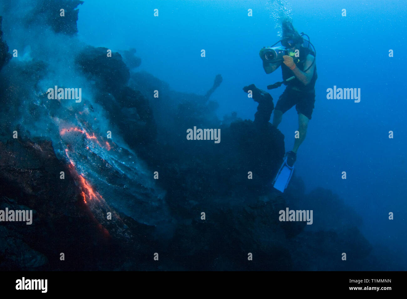 Videographer Shane Turpin filme Kissen lava Unterwasser Ausbruch des Kilauea Hawaii Insel (Big Island) Hawaii USA (Pazifik) Stockfoto
