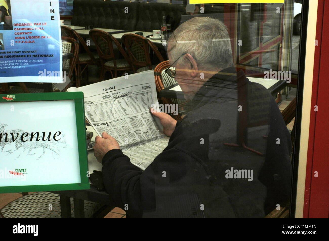 AJAXNETPHOTO. CAUDEBEC, Frankreich. - Nachrichten von gestern - MANN LESEN EINER ZEITUNG IN EIN CAFÉ. Foto: Jonathan Eastland/AJAX REF: R 62603 115 Stockfoto