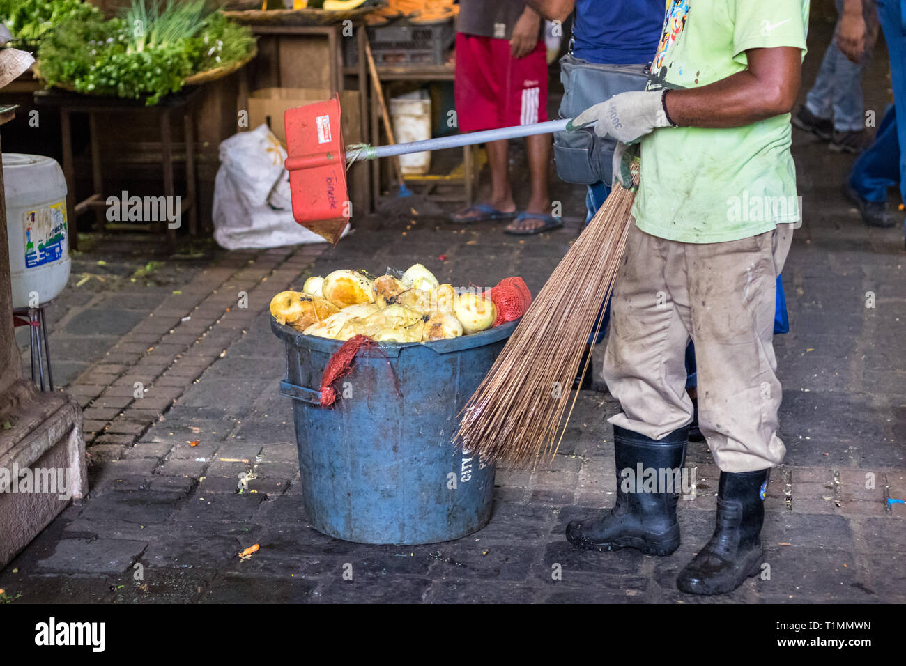 Port Louis, Mauritius - Januar 29, 2019: Ein männlicher Müllmann Müll sammeln am zentralen Markt in Port Louis, Mauritius. Stockfoto