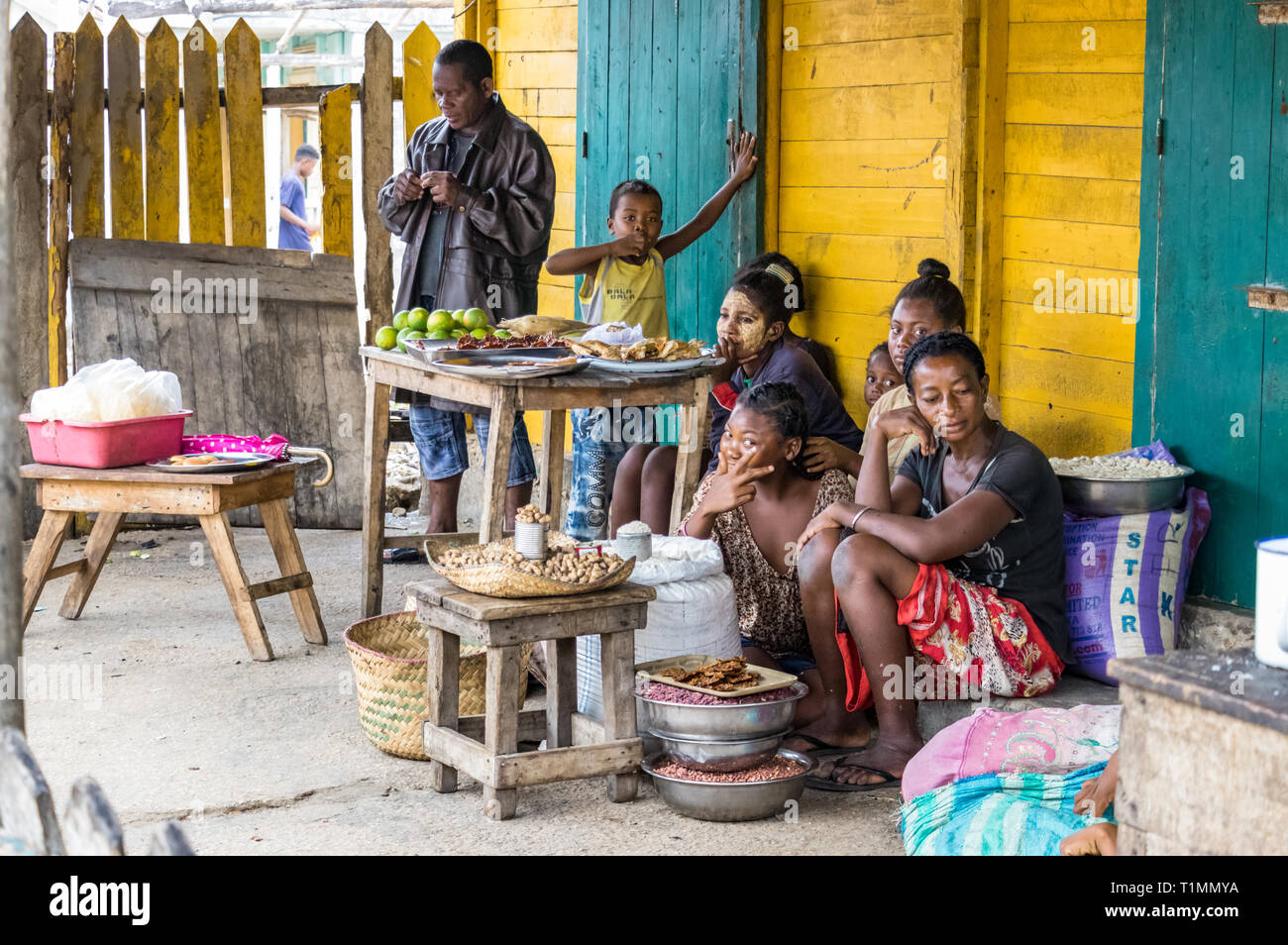 Andavadoaka, Madagaskar - 13 Januar 2019: madagassische Frauen Verkauf von Lebensmitteln auf die Tische in Andavadoaka, Madagaskar platziert. Stockfoto