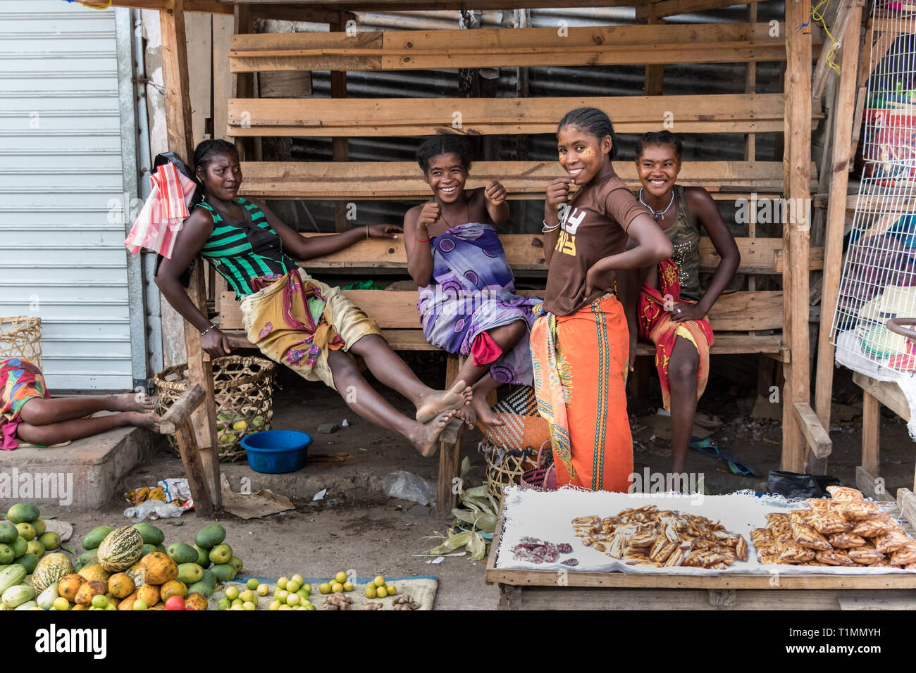Toliara, Madagaskar - Januar 10th, 2019: Gruppe von madagassischen Frauen verkaufen Essen und Gemüse auf dem kommerziellen Zentrum von Toliara, Madagaskar. Stockfoto