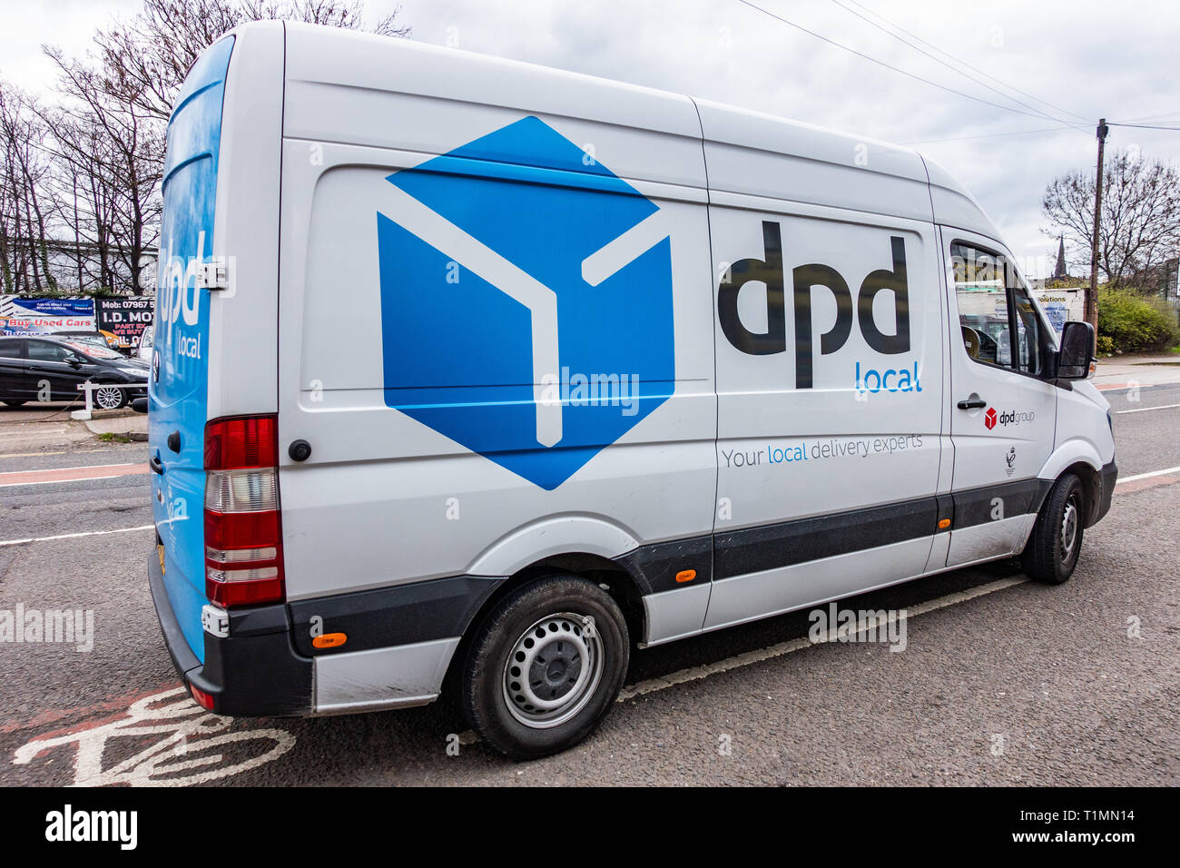 Volle Seite Blick auf einen weißen DPD Local Delivery van auf Lieferungen Stockfoto