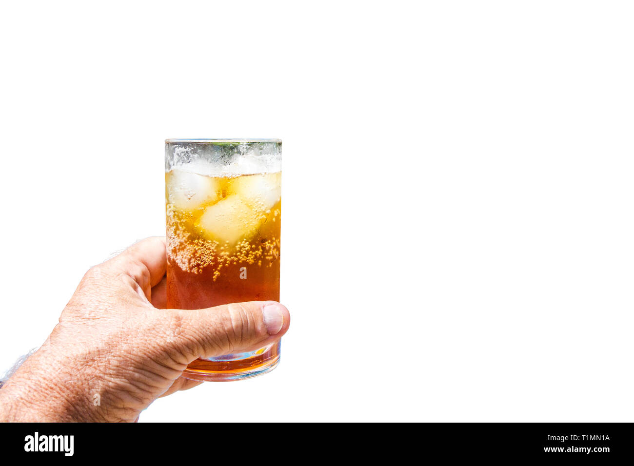 Hand mit einem Rum und Cola Cocktail in Glas mit Eis Stockfoto
