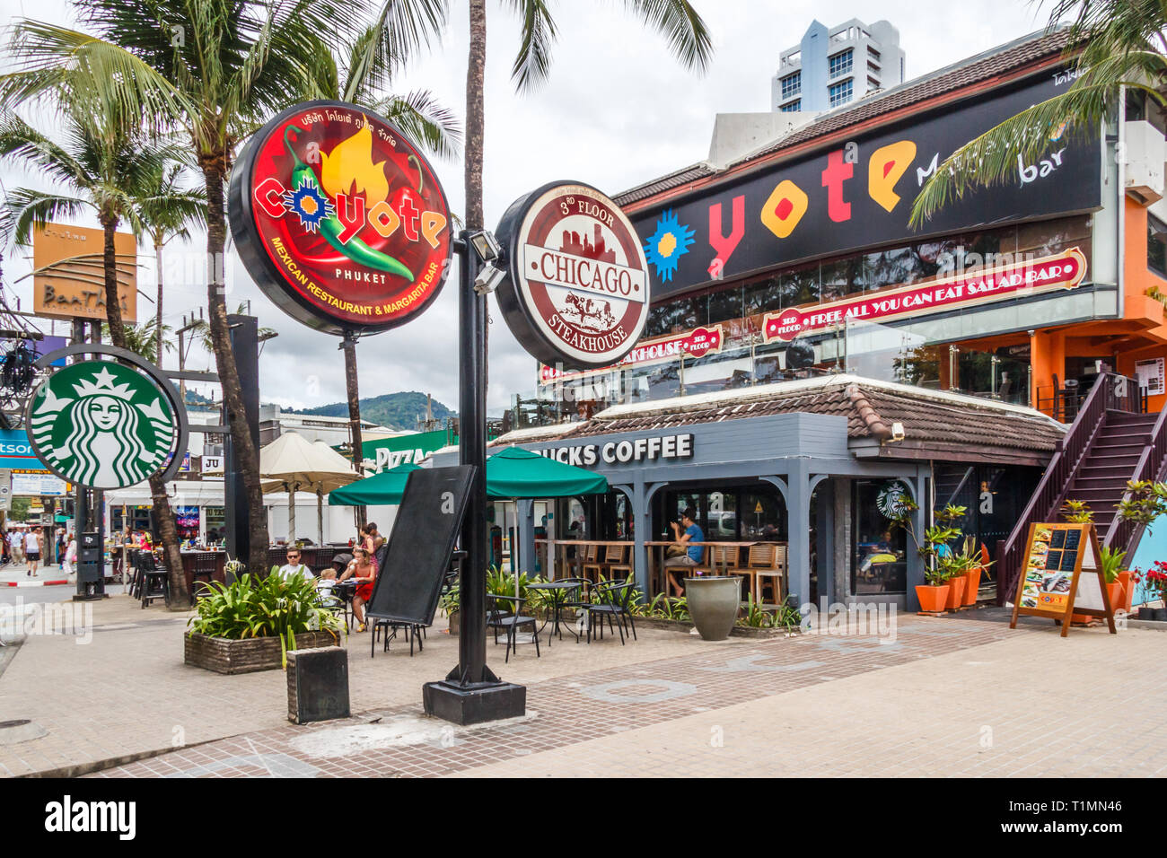 Patong Beach, Thailand - 6. Januar 2017: Cafés und Restaurants an der Strandpromenade. Phuket ist ein bekannter Urlaubsort. Stockfoto