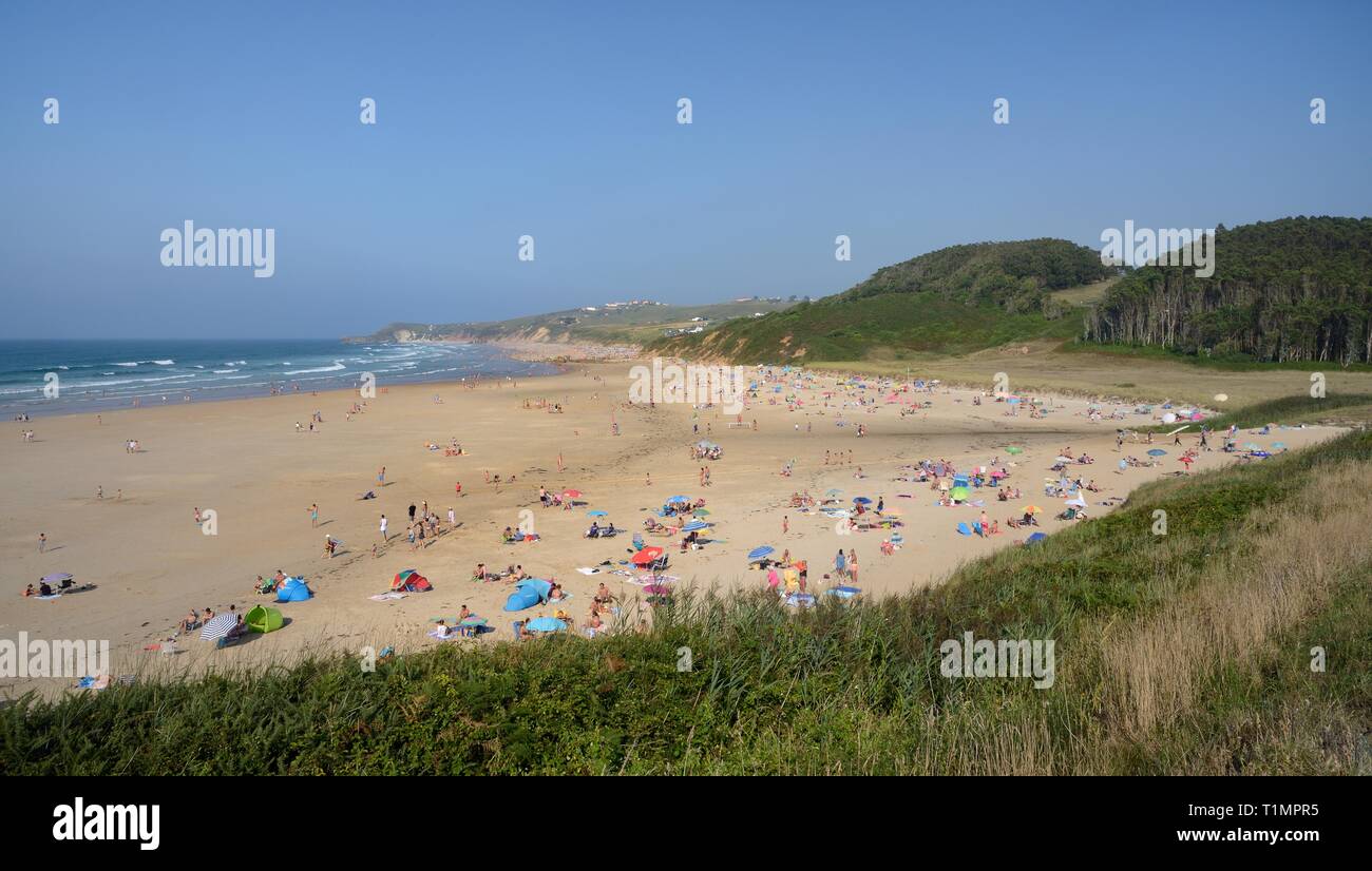 Überblick über Playa de Meron und Playa Gerron Strände, San Vicente de la Barquera, Kantabrien, Spanien, August. Stockfoto