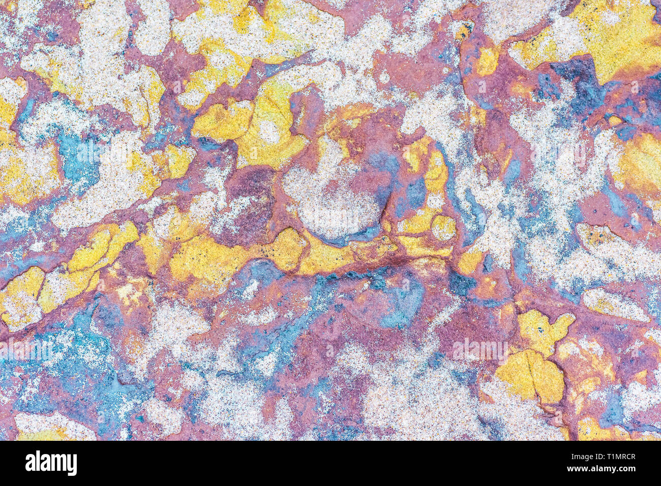 Lila, Gelb, Orange, Weiß Sedimentgestein - bunte rock Layer durch Zementierung und Ablagerung gebildet - Abstrakte grafik design Hintergrund Stockfoto