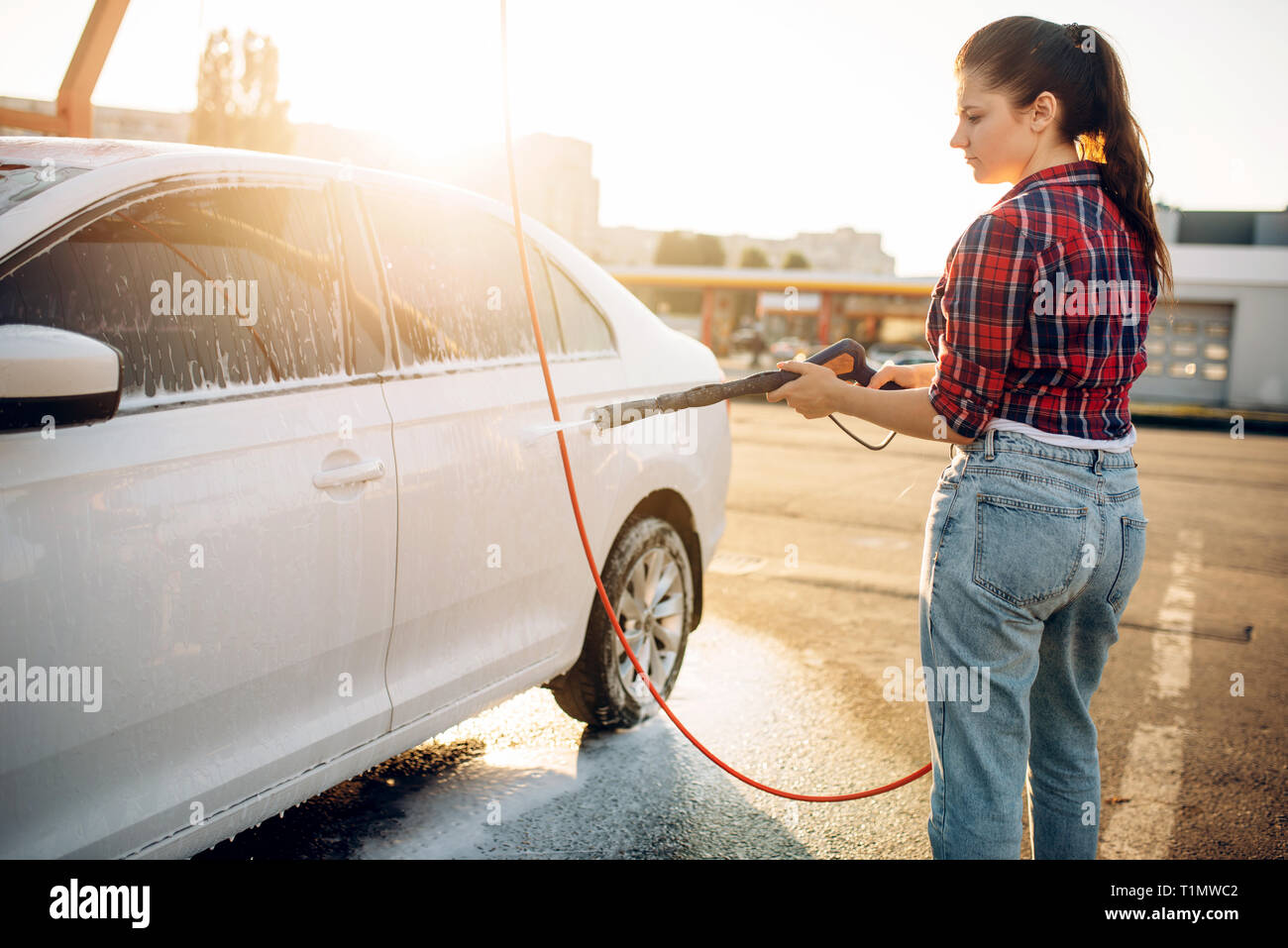 Weibliche Person waschen Sie den Schaumstoff vom Auto Stockfoto