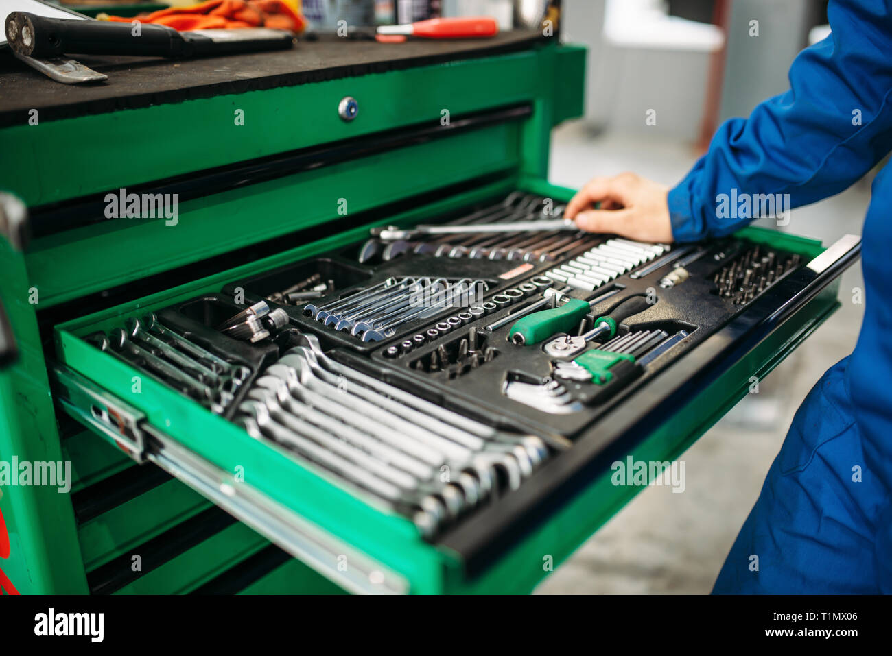 Handwerker Hand erreichen für den Werkzeugkasten Stockfoto