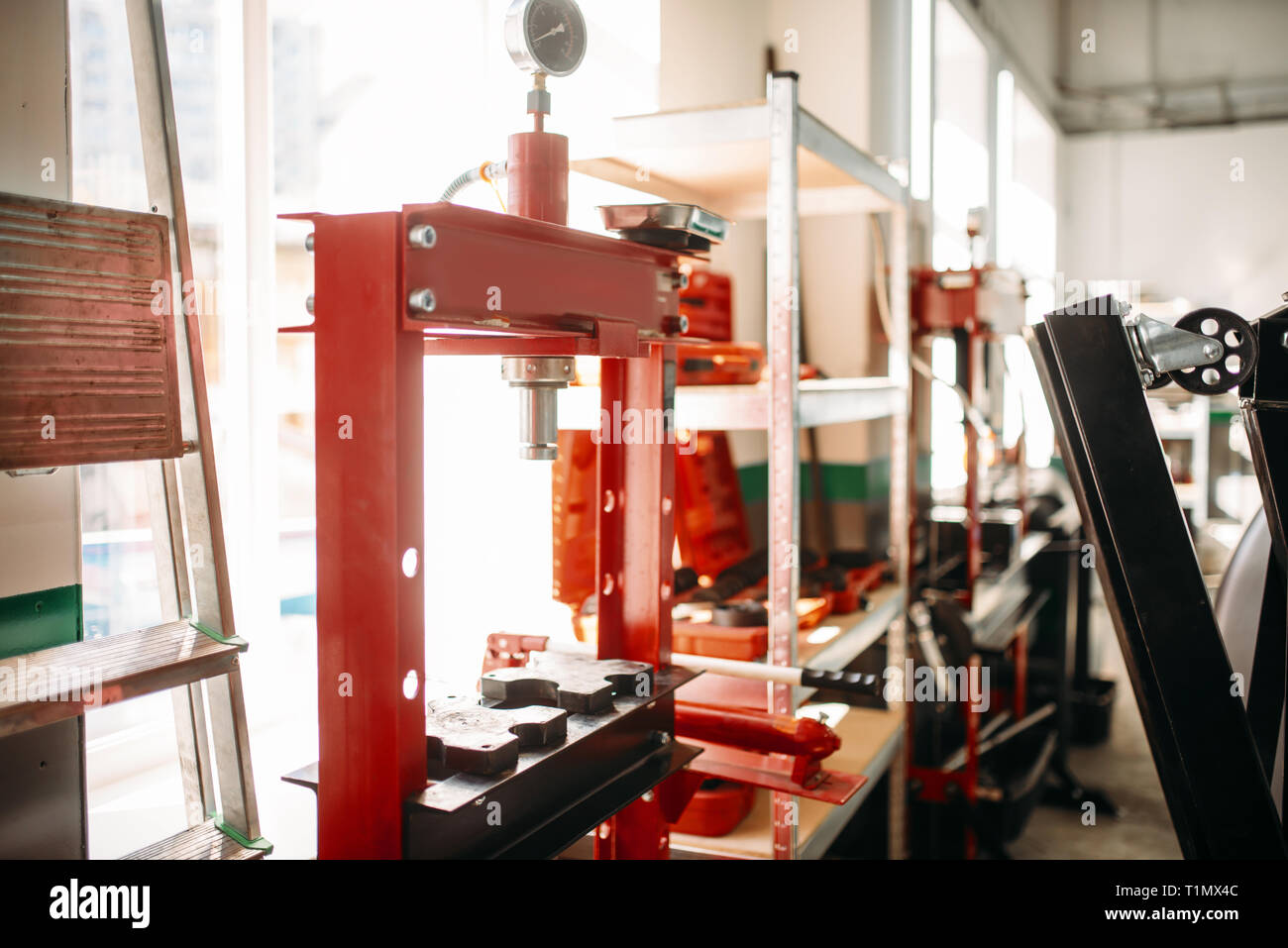 Hydraulikpresse in car service, niemand Stockfoto