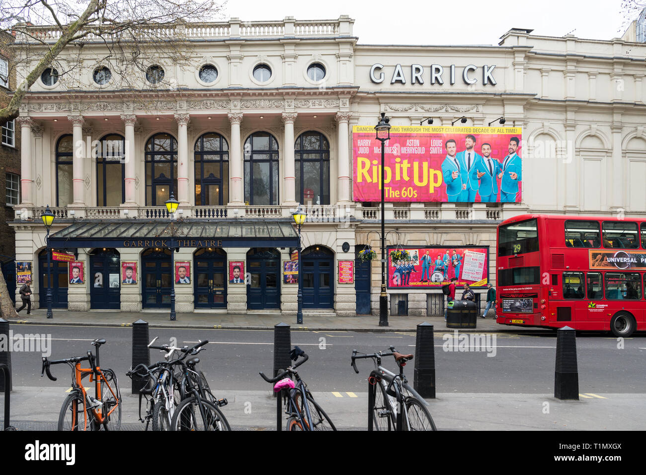 Das Garrick Theatre in Charing Cross Road, London, England, UK. Ein großes buntes Plakat wirbt für die Musical Show Rip It Up. Stockfoto