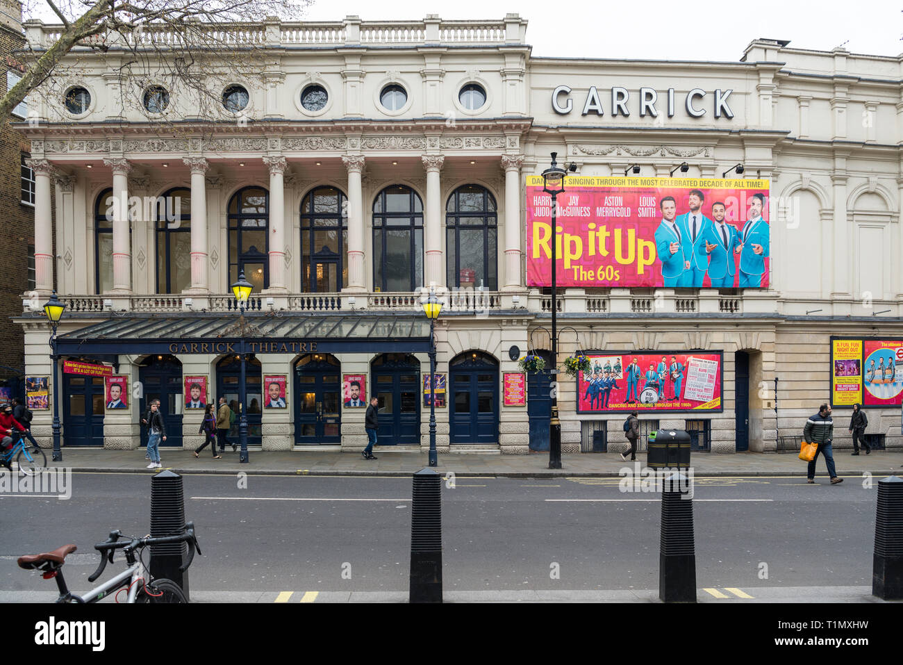 Das Garrick Theatre in Charing Cross Road, London, England, UK. Ein großes buntes Plakat wirbt für die Musical Show Rip It Up. Stockfoto