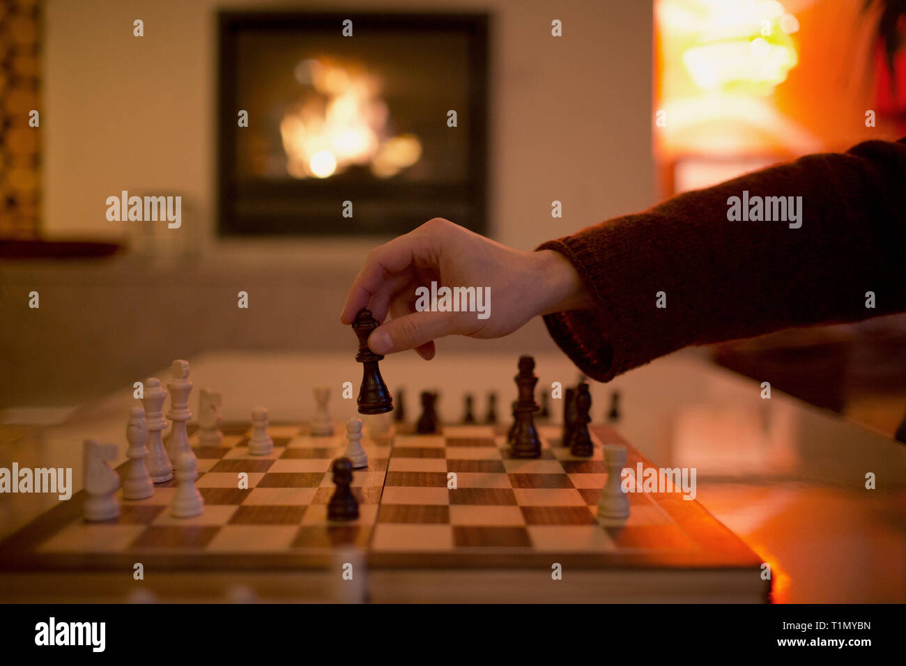 Hand spielen Schach, bewegenden Stück Stockfoto