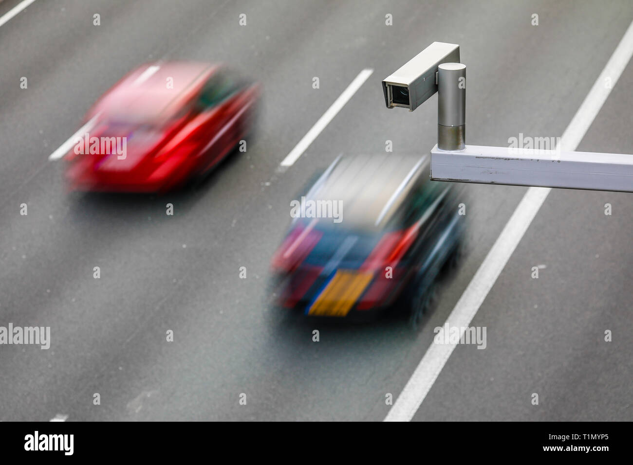 Erkrath, Nordrhein-Westfalen, Deutschland - Verkehrsüberwachung, Kamera überwacht den Verkehr auf der Autobahn A3, Kameras überwachen das Verkehrsaufkommen, Co Stockfoto