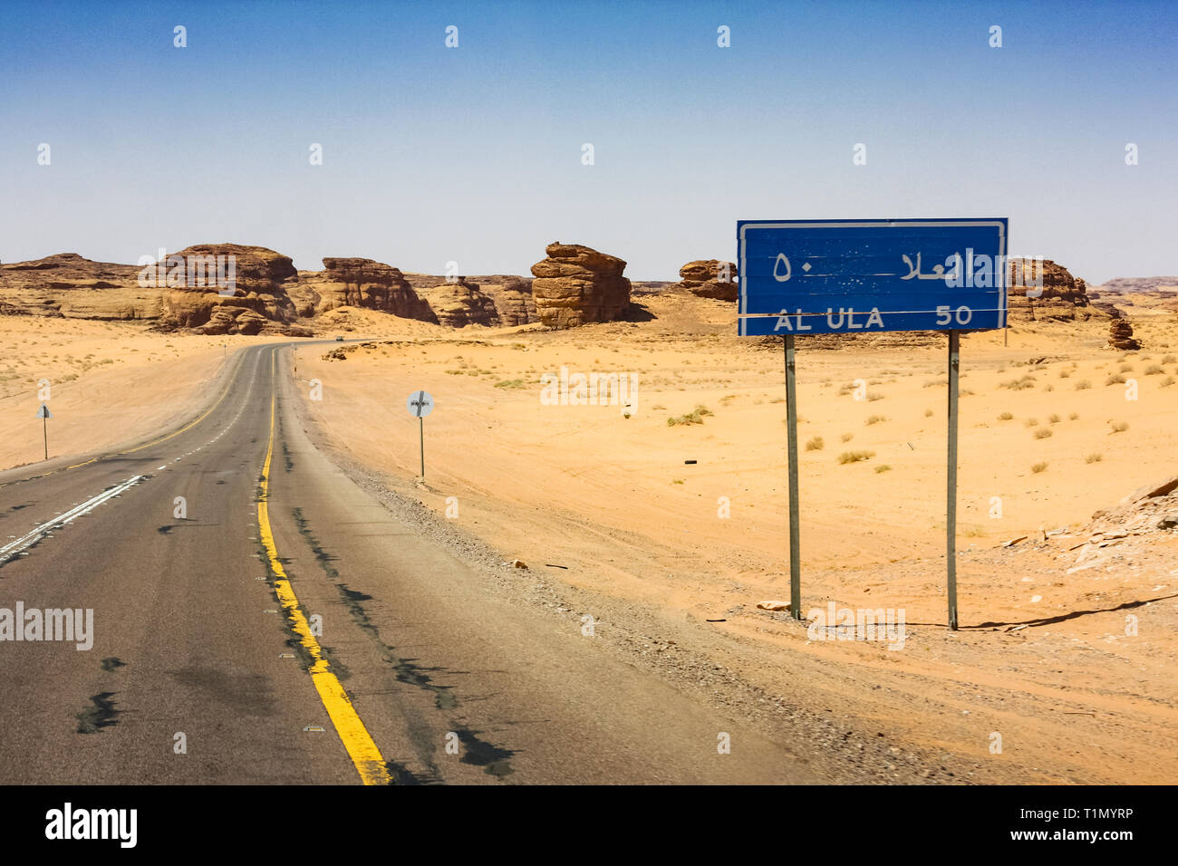 Straße, die zu Al Ula, Saudi-Arabien Stockfoto