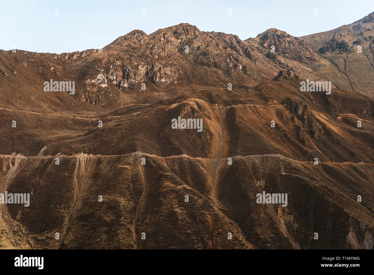 Riesige hohe gebirgsformationen am Abend in Peru Stockfoto