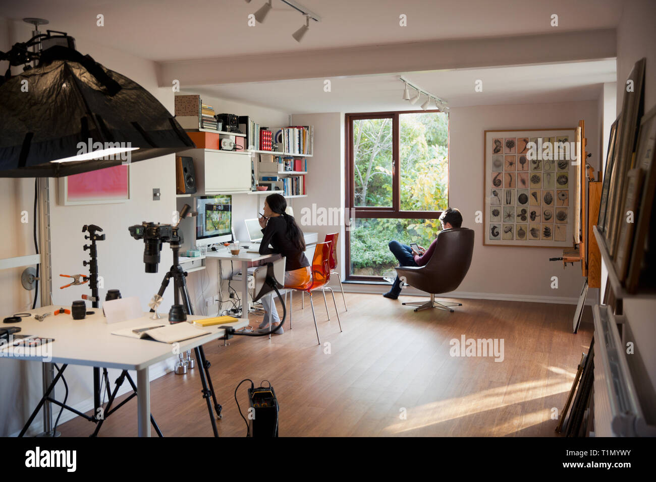 Paar Arbeiten und lesen im Home Office Stockfoto