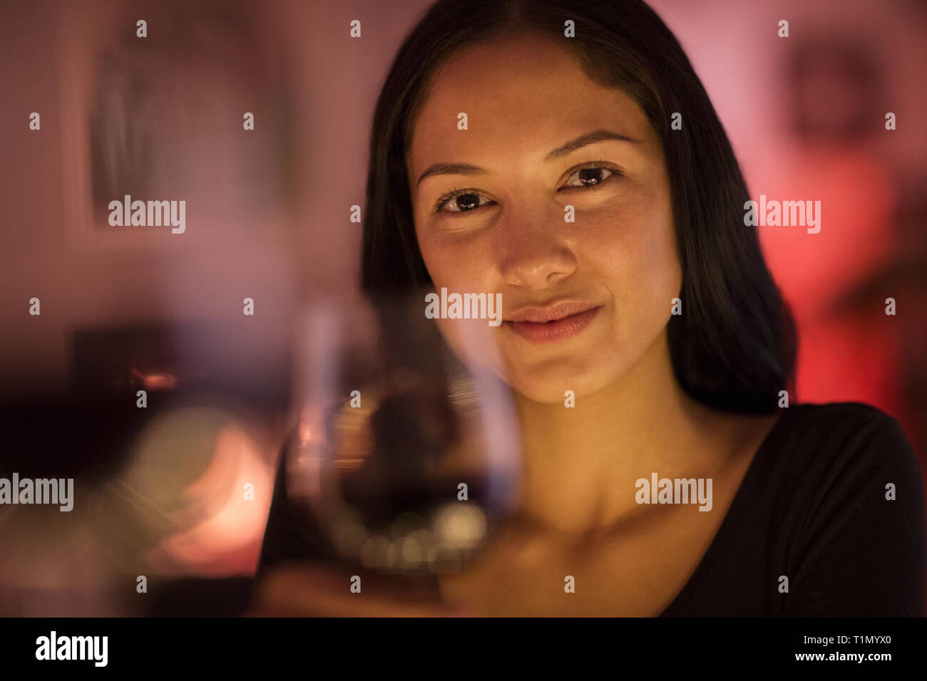 Portrait selbstbewussten jungen Frau mit Wein Glas Stockfoto