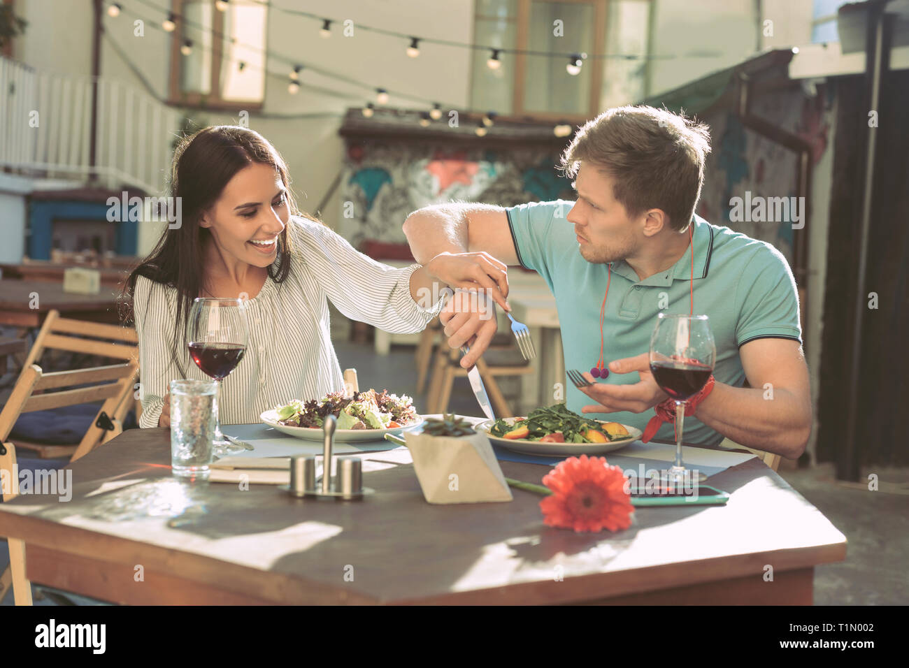 Wütend, kurzhaarigen Mann spielerisch Kämpfe mit seiner Freundin Stockfoto
