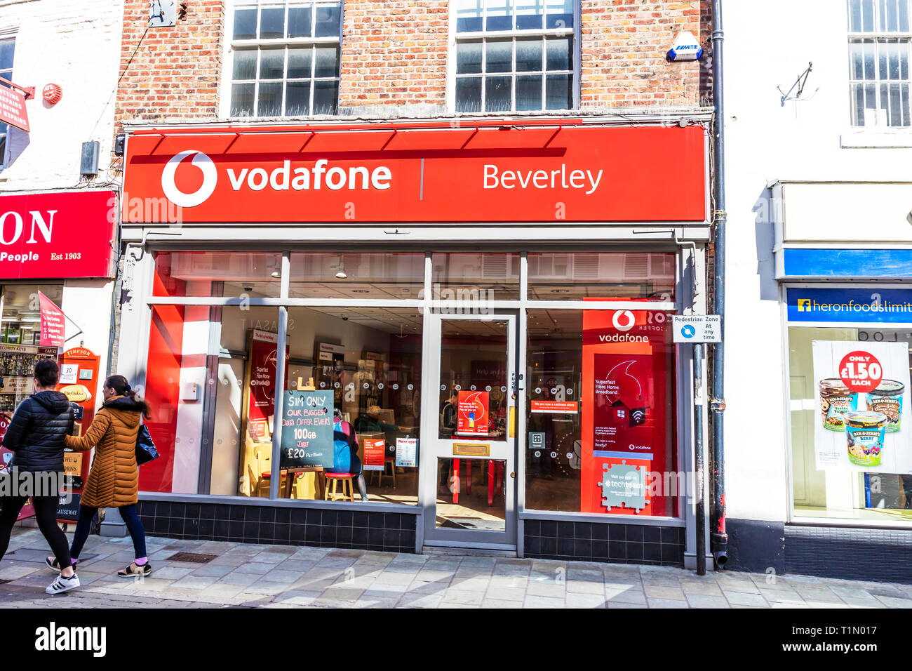 Shop front vodafone Fotos und Bildmaterial in hoher Auflösung Alamy