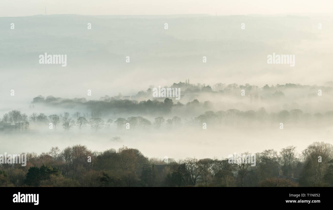 Scalebor Park in Yorkshire Village, Burley-in-Wharfedale, eingehüllt in Nebel, Großbritannien Stockfoto