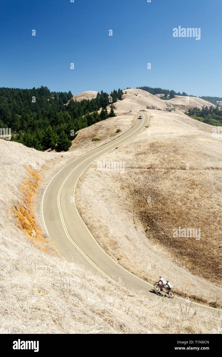 Einziges Auto von Radfahrern auf einem Tandem Bike Travel bis trockene braune Hügel von Marin County im heißen Sommer folgte Stockfoto