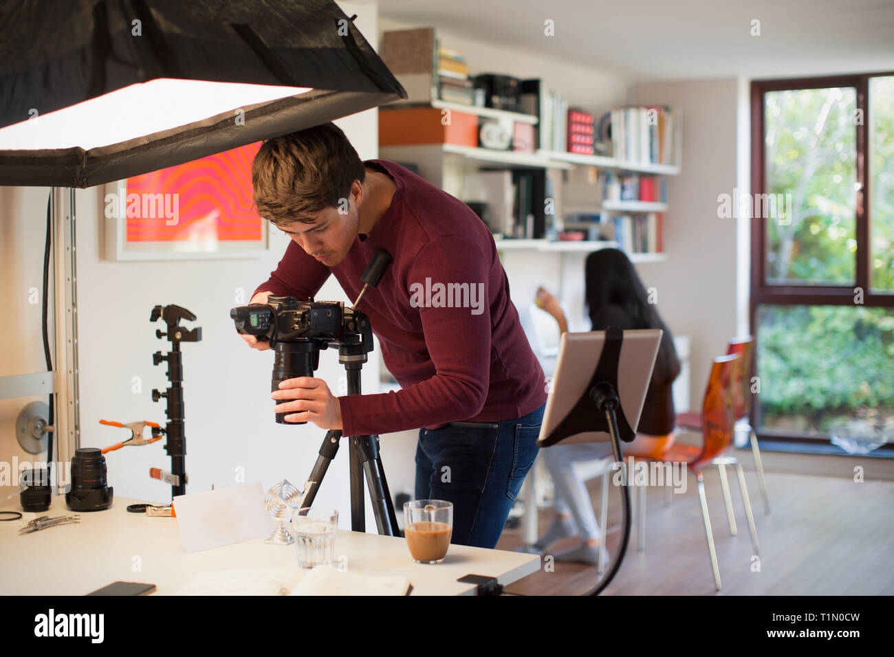Männliche Fotografen arbeiten im Studio Stockfoto