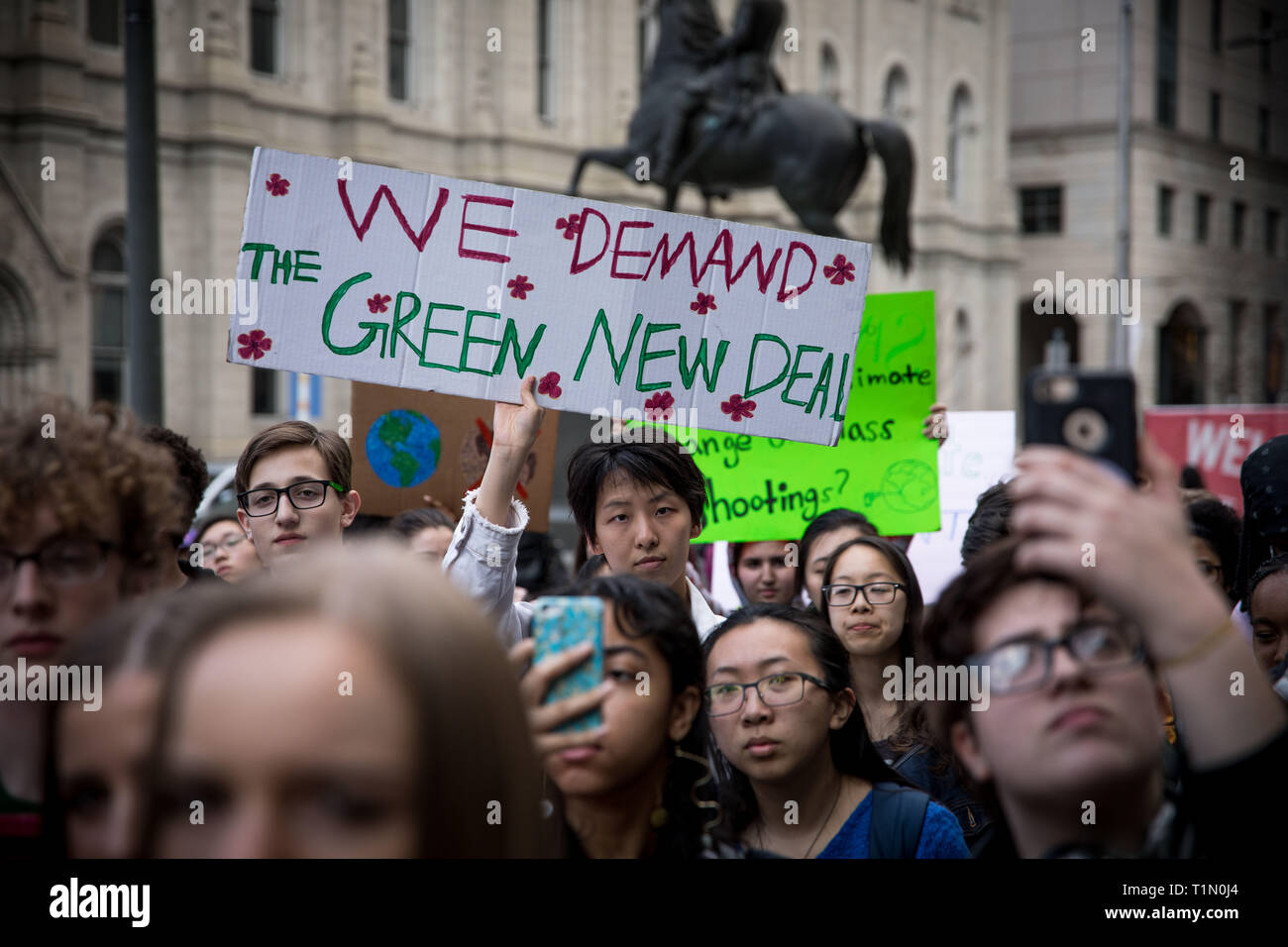 Hunderte von Studenten zu Fuß auf die Dringlichkeit der Klimakrise und ihren Frust an der Untätigkeit der Erwachsenen zu markieren. Philadlephia, USA, 15. März 2019 Stockfoto