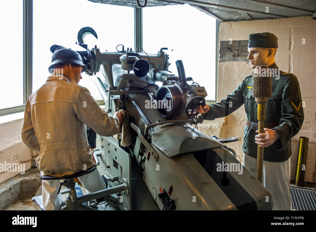 Deutsche Soldaten operative SK C/32, bebauten Waffe im Bunker am Raversyde Atlantikwall / Freilichtmuseum Atlantikwall in Raversijde, Flandern, Belgien Stockfoto