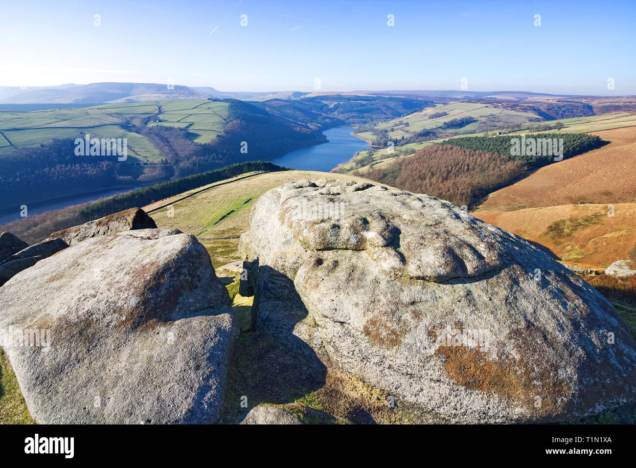Ladybower Reservoir, aus Whinstone Lee Tor im Derwent Rand gesehen im englischen Peak District, Großbritannien Stockfoto