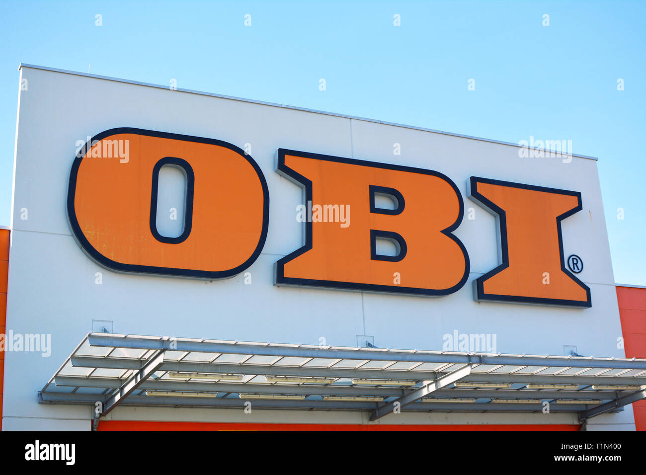 Store Front mit orange Logo der Deutschen multinationalen home improvement und im Garten arbeitende Versorgungsmaterialien Handelsunternehmen namens OBI in Heidelberg, Deutschland Stockfoto