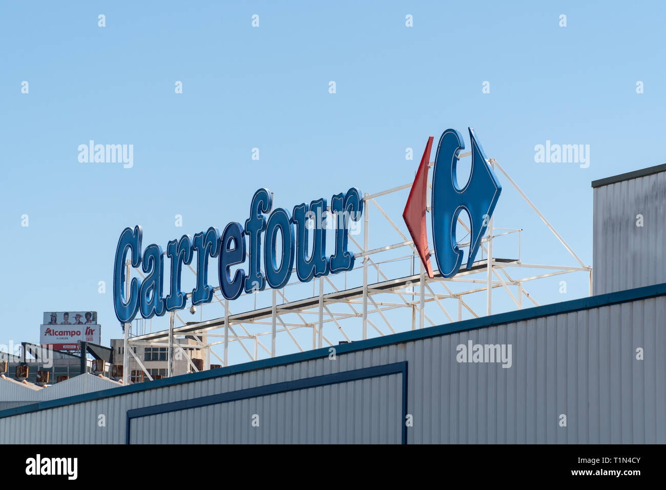 Coruna, Spanien; 26. März 2019: Carrefour Zeichen auf einer Fassade. Carrefour ist eine französische multinationale Handelsunternehmen mit Hauptsitz in Frankreich und ist eines der La Stockfoto