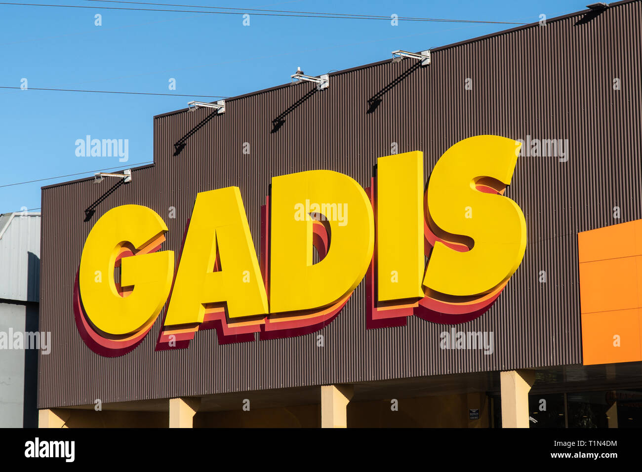 Coruna, Spanien; 26. März 2019: Gadis Zeichen auf einer Fassade. Galicien Supermarktkette Stockfoto