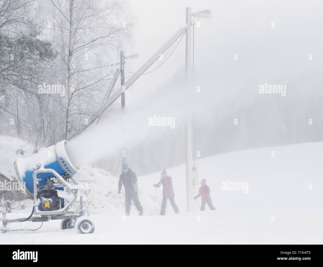 MJÖLBY 2016-01-05 Skidåkare, ich skidspår, Som åker förbi snökanon ich volle gång. Foto Jeppe Gustafsson Stockfoto