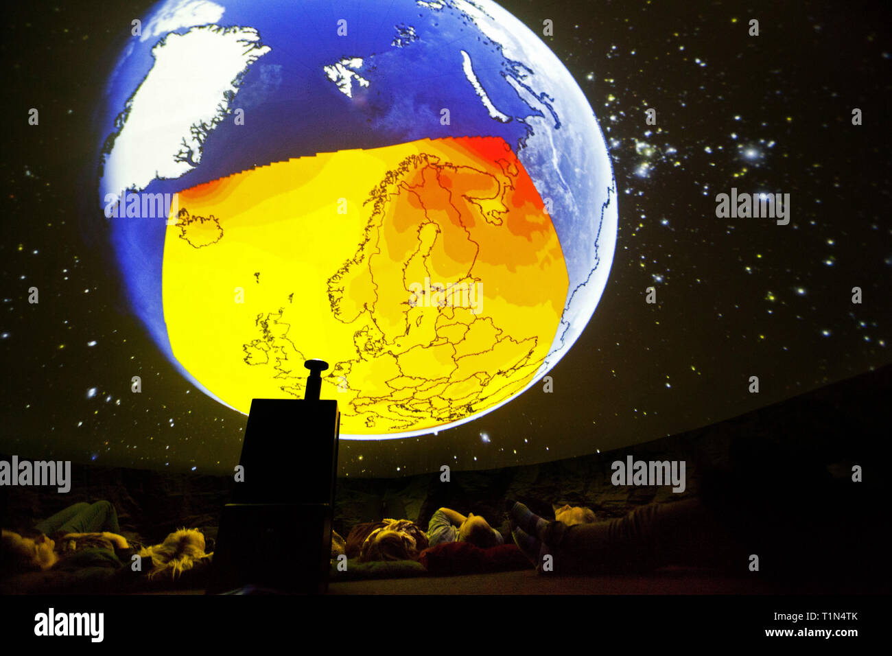 Einige, die Filme über den Klimawandel und die Umwelt durch SMHI auf einer großen Leinwand gezeigt. Stockfoto
