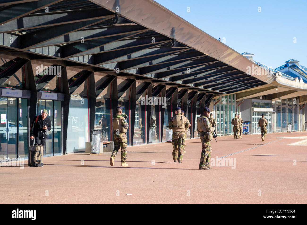 Lyon, Frankreich - 16. März 2019: Französische Soldaten in vollem Gang, bewaffnet mit Gewehren, auf Patrouille in Lyon Saint Exupery Flughafen. Sicherheit und Pre Stockfoto