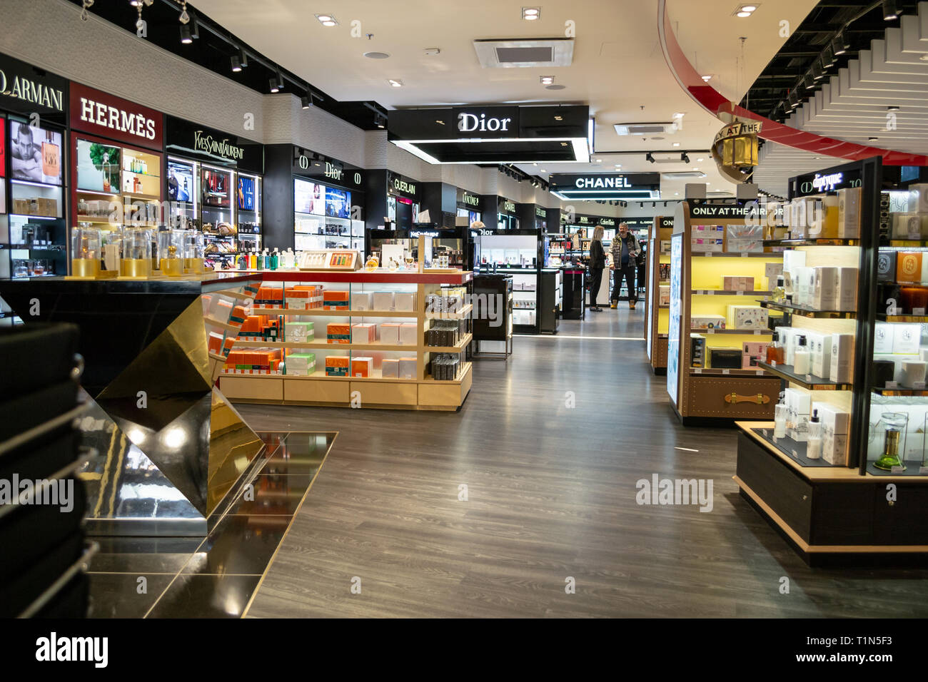 Lyon, Frankreich - 16. März 2019: Parfum Store bei Saint Exupery Flughafen Lyon, mit Marken wie Chanel, Dior, Hermes. Stockfoto